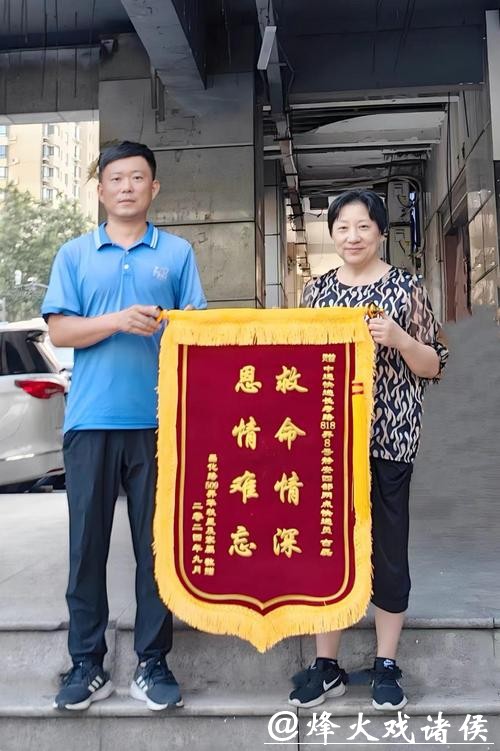 被评为“上海好人”的快递员，救人事迹成女儿期末考题，她的答案让他破防