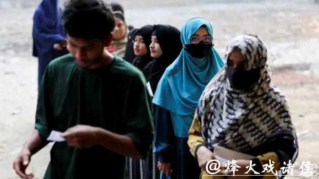 “Z世代”革命后首次大选，老牌大党罕见缺席，这个南亚国家站在命运拐点上？