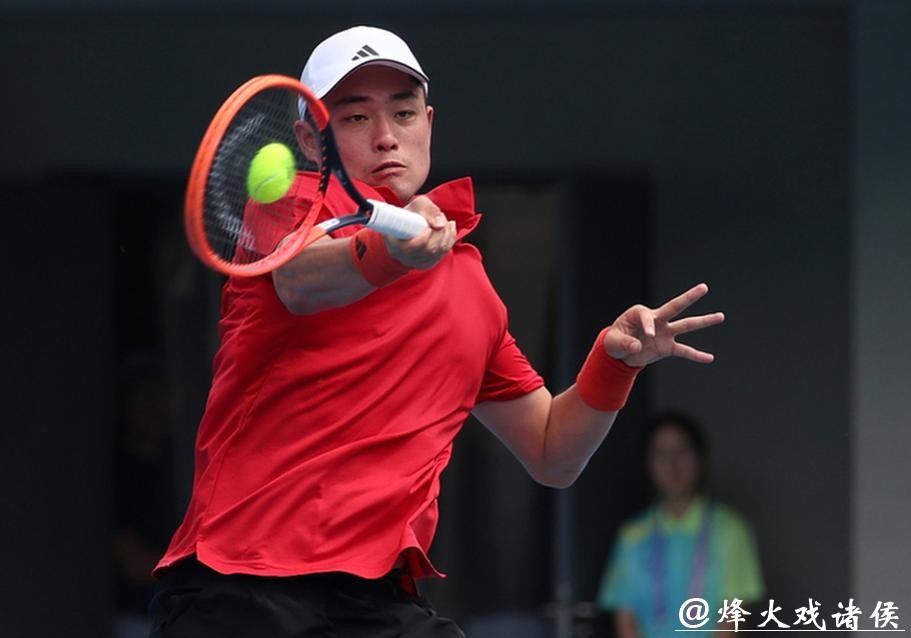 拿下职业生涯澳网正赛首胜！吴易昺四盘激战胜出晋级